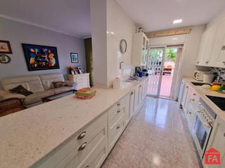 Casa adossada a Centre. 52465 puig, gran adosada con 3 dormitorios y garaje privado