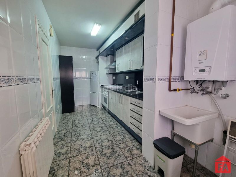 Foto b600cca1-ccfe-47cf-9825-055e7d09a31b. Pis amb calefacció aparcament a Centre Vendrell (El)