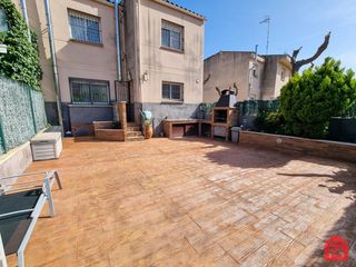Semi detached house in Banyeres del Penedès. 52498  banyeres del penedès. adosada esquinera con amplio garaje