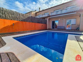 Reihenhaus in Albinyana. 52500 les peces, amplia pareada con 4 dormitorios y piscina priv