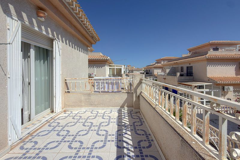 Foto b4b103ba-a2c4-4beb-bf8a-6f151f95cec1. Casa aparellada chalet pareado de 3 dormitorios con solárium, vistas al mar y piscina – la zenia, costa a Orihuela