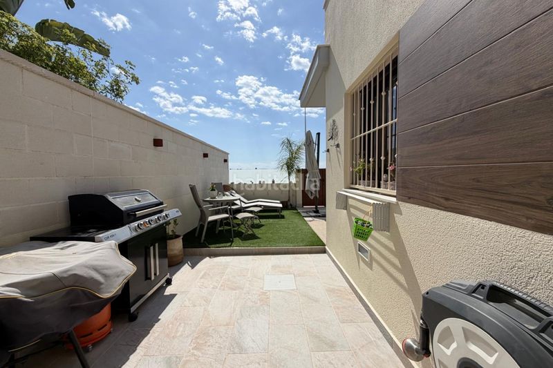 Foto 022499e2-ca40-4ef4-85f5-a03e232fdcac. Xalet chalet seminuevo con piscina privada y solárium con vistas a la laguna rosa – ciudad quesada a Rojales