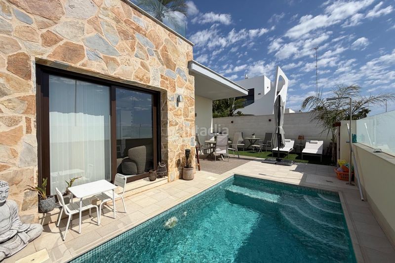 Foto 1cc89fa9-2aa3-4674-96e6-cbf726b53785. Xalet chalet seminuevo con piscina privada y solárium con vistas a la laguna rosa – ciudad quesada a Rojales