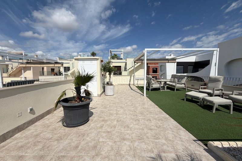 Foto 333aa3fb-0a7b-4eb5-8d0a-75f161af8314. Xalet chalet seminuevo con piscina privada y solárium con vistas a la laguna rosa – ciudad quesada a Rojales