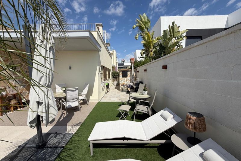 Foto 42b99076-1ee6-4ffa-9a69-d2d99a6b2cf4. Xalet chalet seminuevo con piscina privada y solárium con vistas a la laguna rosa – ciudad quesada a Rojales