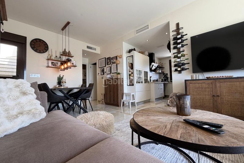 Foto 592b2b94-cf87-4ebe-befe-edd578475443. Xalet chalet seminuevo con piscina privada y solárium con vistas a la laguna rosa – ciudad quesada a Rojales