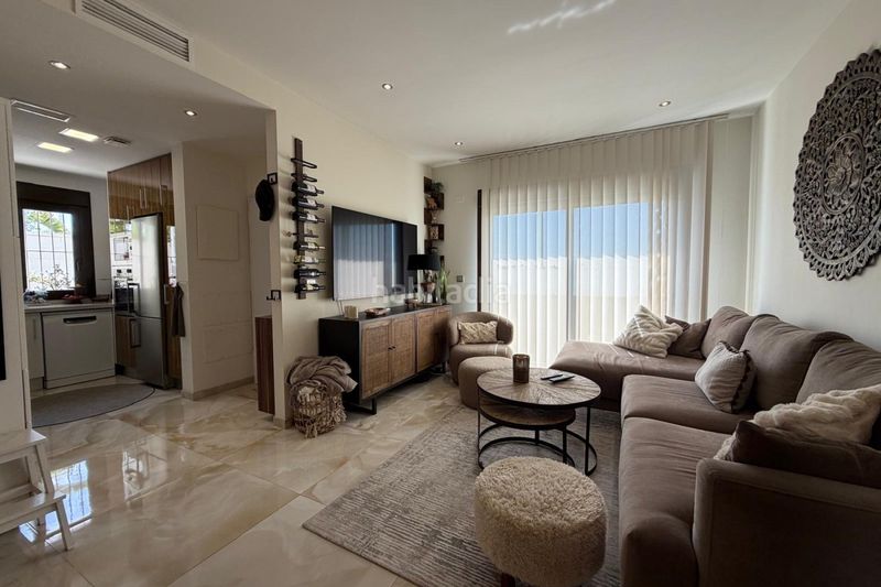 Foto b79c6c7d-c498-4f97-a90f-b6eaf8c91d67. Xalet chalet seminuevo con piscina privada y solárium con vistas a la laguna rosa – ciudad quesada a Rojales