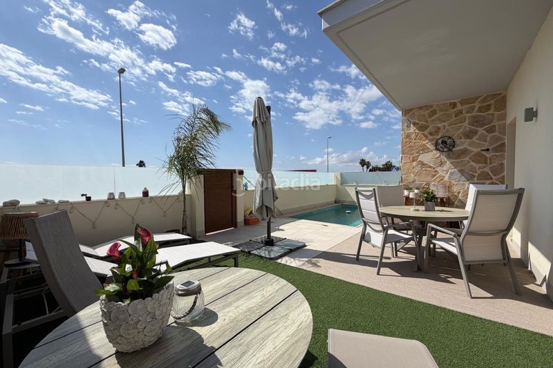 Foto bba8cbcc-55a9-4c6e-a21c-73d763dcbe55. Xalet chalet seminuevo con piscina privada y solárium con vistas a la laguna rosa – ciudad quesada a Rojales