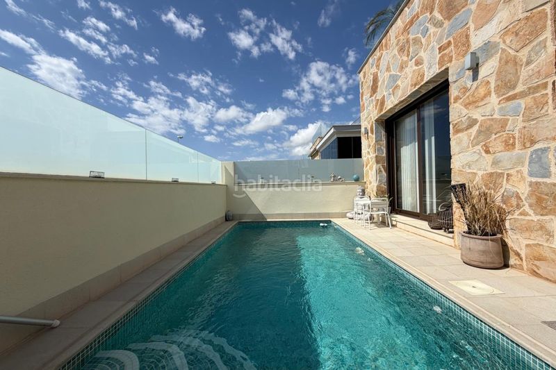 Foto d0e727bf-6d3e-40c7-b27f-f56c110bd862. Xalet chalet seminuevo con piscina privada y solárium con vistas a la laguna rosa – ciudad quesada a Rojales