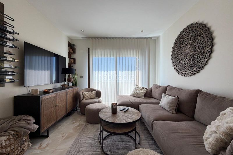 Foto dd03d73f-d337-4a2d-a4cd-e270996028c8. Xalet chalet seminuevo con piscina privada y solárium con vistas a la laguna rosa – ciudad quesada a Rojales