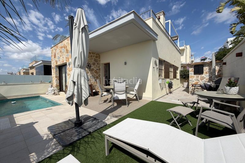 Foto ebb10c23-edbe-4749-afcb-3d534da81b60. Xalet chalet seminuevo con piscina privada y solárium con vistas a la laguna rosa – ciudad quesada a Rojales