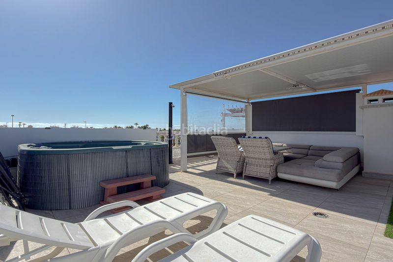 Foto 16b0e298-b866-4e92-952a-5fb12c30c5a2. Àtic ático reformado con gran solárium, jacuzzi y vistas al mar – Aguas Nuevas a Torrevieja