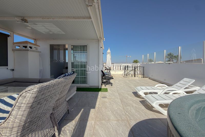 Foto 323fac8f-a840-4db2-8035-c7125906bae6. Àtic ático reformado con gran solárium, jacuzzi y vistas al mar – Aguas Nuevas a Torrevieja