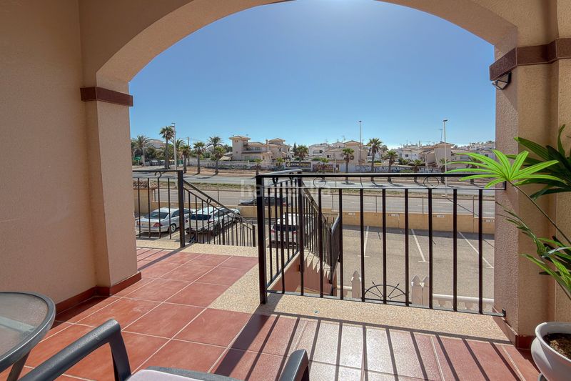 Foto c5d00d8f-fb0a-4925-8404-c93829ab156c. Àtic ático reformado con gran solárium, jacuzzi y vistas al mar – Aguas Nuevas a Torrevieja