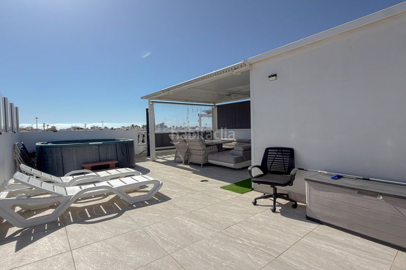 Foto e0e3a104-81dd-4786-9e39-b85924e9a066. Àtic ático reformado con gran solárium, jacuzzi y vistas al mar – Aguas Nuevas a Torrevieja