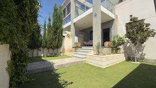 Casa adossada  Calle tenerife. Chalet adosado de 3 dormitorios con jardín, terrazas y piscina –