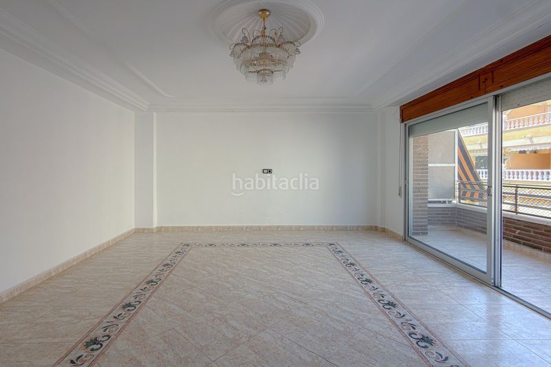 Foto b286cd20-fd5a-4ca9-b24f-1a735e89f8b4. Apartament amplio apartamento de 3 dormitorios con gran terraza – centro a Torrevieja