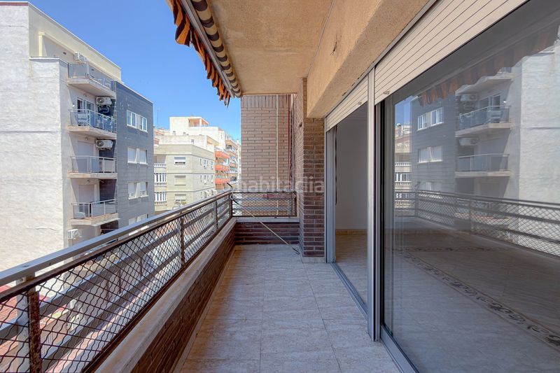 Foto c8570bae-204b-49ce-8d1b-e40c5c83452b. Apartament amplio apartamento de 3 dormitorios con gran terraza – centro a Torrevieja