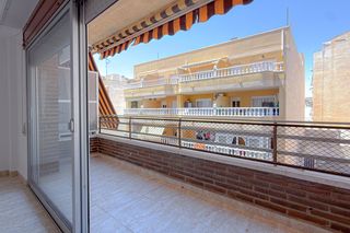 Apartament  Calle la calera. # amplio apartamento de 3 dormitorios con gran terraza – centro
