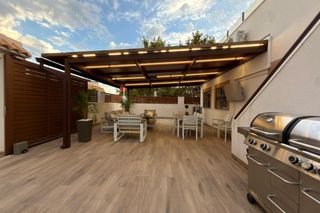 Chalet in Nueva Torrevieja. Chalet seminuevo con gran parcela, terraza y garaje a 900 m de l