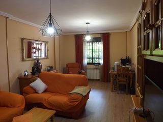 Reihenhaus in Hospital-Nuevo Centro. Chalet 315 m² | garaje 120 m² para 4 coches | frente al hospital
