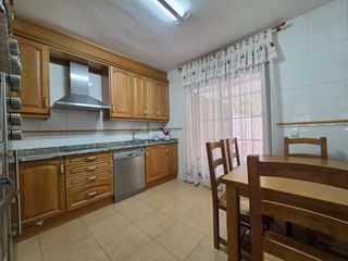 Casa adossada a Hospital-Nuevo Centro. Chalet adosado de 315 m² con garaje para 4 vehículos frente al h