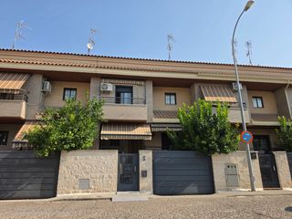 Casa adossada a Hospital-Nuevo Centro. Chalet adosado de 315 m² con garaje para 4 vehículos frente al h