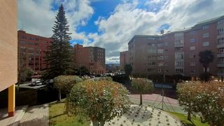 Pis a Calle federico landrove moiño 12. Piso en urbanización ajardinada con piscina
