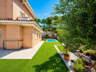 Chalet in Olivella. Villa de obra reciente con piscina salina