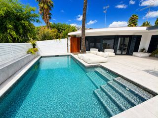 Chalet en Vallpineda - Rocamar. Exclusiva vivienda reformada con piscina privada en vallpineda,