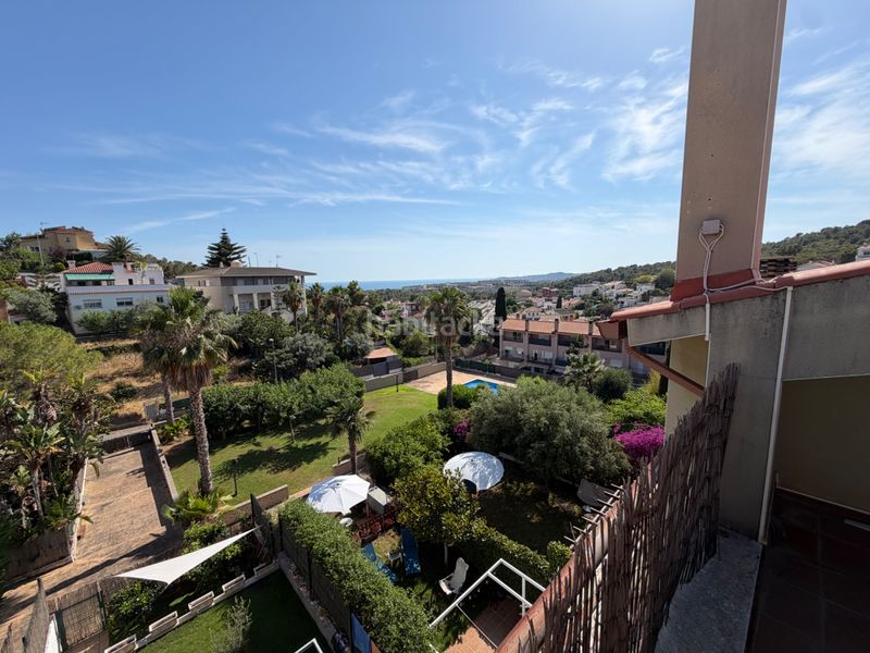 Foto e995f137-cc70-45b8-9f41-31abbc977c16. Casa adossada amb xemeneia calefacció aparcament piscina a Sitges