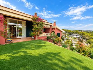 Chalet in Olivella. Casa independiente con jardín privado, chimenea y mucho encanto
