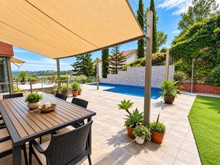 Chalet à Canyelles. Villa contemporánea con piscina privada y ascensor a 10 minutos