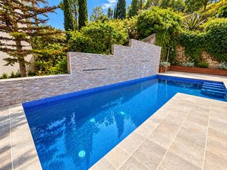 Chalet à Canyelles. Villa contemporánea con piscina privada y ascensor a 10 minutos
