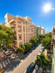 Flat  Joan crespi. Amplio piso de 115 m con 4 dormitorios, balcón y vistas despejad
