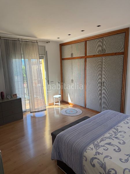 Foto a4bc2a36-90a6-436f-80a6-ba05b7196cda. Casa adossada amb xemeneia calefacció a Breda