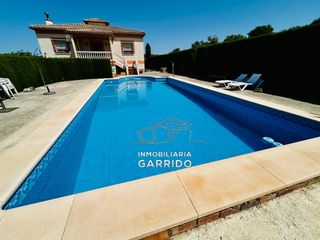 Chalet à Úbeda. Venta de chalet en urbanización huertañalda