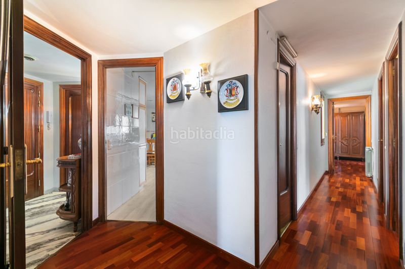Foto b4bd5931-f4b7-48df-b076-72c9f697e2d1. Àtic amb aparcament a Guinardó Barcelona
