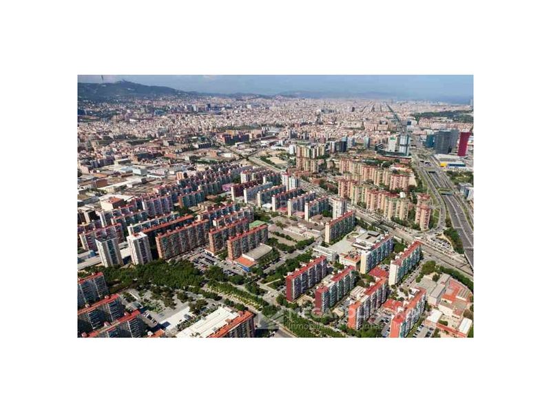 Foto 4fa51c3c-4808-4161-9745-b25af4a992c8. Edifici a Collblanc Hospitalet de Llobregat (L´)
