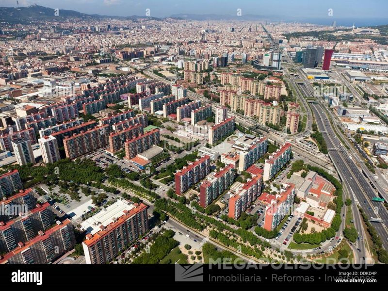Foto a4fe01b1-b840-49b1-b62a-600ed82a4c76. Edifici a Collblanc Hospitalet de Llobregat (L´)