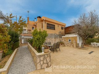 Casa  Calle garbi (vallbonica). Casa con gran parcela, piscina privada, terrazas, zona deportiva