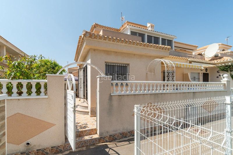 Foto bf687cfd-bd10-462f-8bce-4e5e26a3daf5. Casa adossada amb piscina a Playa Flamenca Orihuela