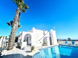 Chalet in Villamartín-Las Filipinas. Amplia parcela y piscina privada!