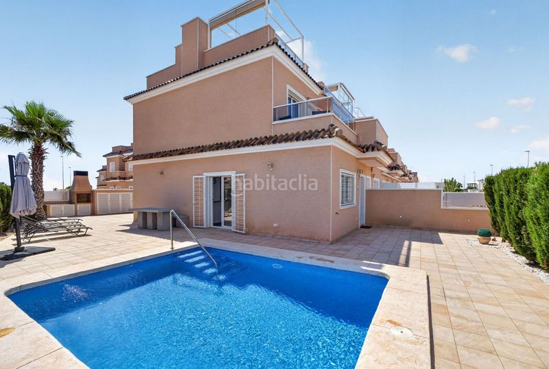 Foto 546727f9-e1df-4ffc-8b6e-c957a8afdf0f. Casa adossada amb aparcament piscina a Lomas de Cabo Roig - Los Dolses Orihuela