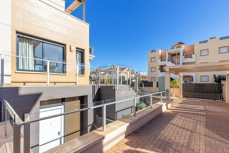 Foto f88468ae-b1c2-4531-924d-0786971d19a4. Xalet amb piscina a La Zenia Orihuela