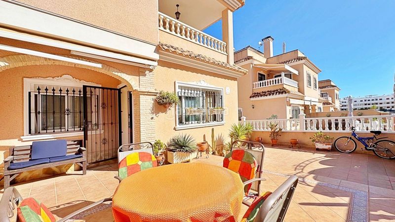 Foto c56c700a-fdc6-402d-b3e4-8893ee68be91. Casa adossada a La Zenia Orihuela