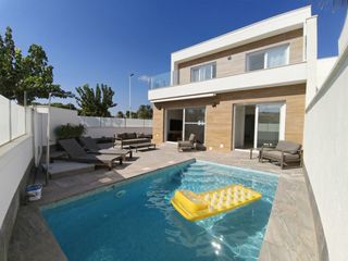 Chalet à San Pedro del Pinatar. Moderna villa de esquina con piscina!