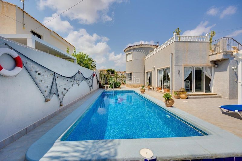 Foto f26f4bab-3d77-4925-9cbd-efccad754000. Xalet amb aparcament piscina a Aguamarina Orihuela