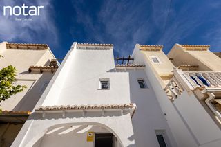 Casa a schiera  N/a. Casa adosada recientemente renovada con vista al lago!