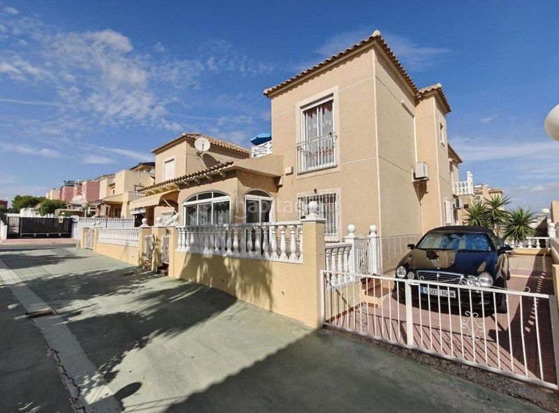 Foto f5b3dd0e-8288-424a-8ca8-14f1ce1d84f2. Casa adossada amb piscina a Los Balcones-Los Altos Torrevieja